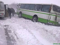 В Житомирской области школьный автобус попал в снежную ловушку
